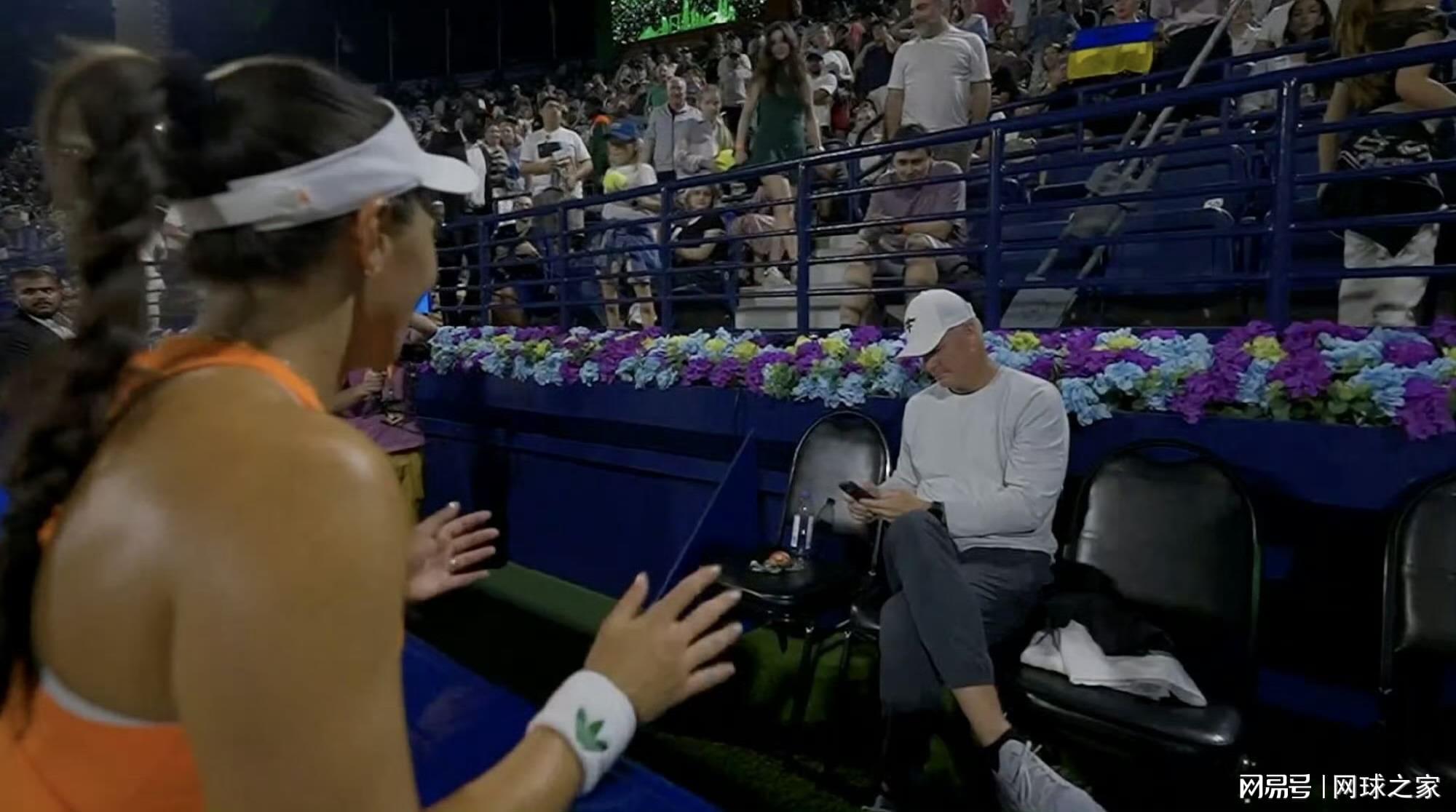 开云电竞客户端-笑死！佩古拉夺冠遭教练无视，采访科达女主持离谱口误变翻车现场